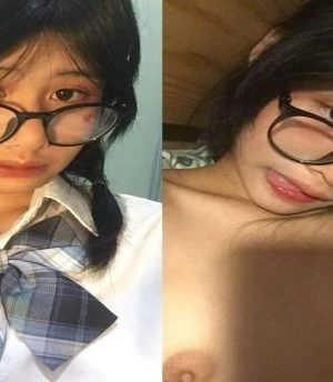 Nữ sinh cởi mở đeo kính thích khám phá thân xác