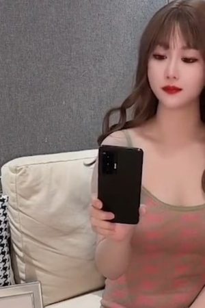 Trễ xe nên xin ngả lưng ở nhà cô bạn thân và cái kết bùng nổ