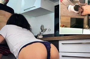 Tôi bị kích thích bởi tiếng rên mê hoặc của cô hàng xóm khi chuyển về sống cạnh nhà.