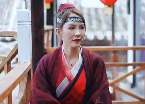 Em nữ sinh xinh đẹp bị gã biến thái theo đuổi