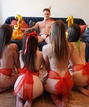 Món quà bí mật từ bạn trai thân mật